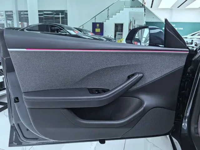 Tesla Model 3 — Фото автомобиля 4
