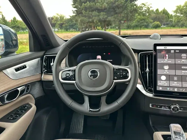 Volvo XC90 — Фото автомобиля 22