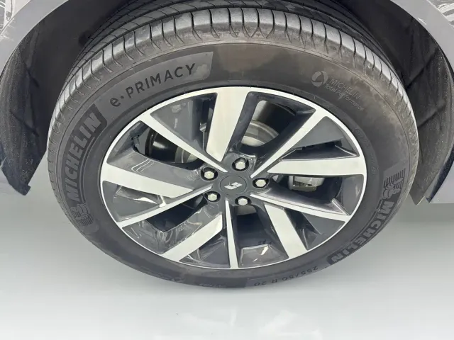 Li Auto L8 — Фото автомобиля 14