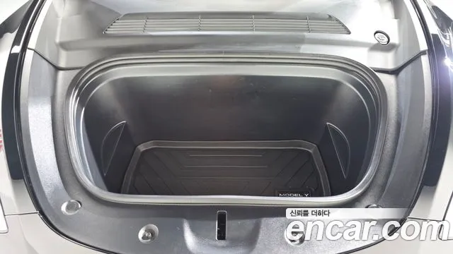 Tesla Model Y — Фото автомобиля 9