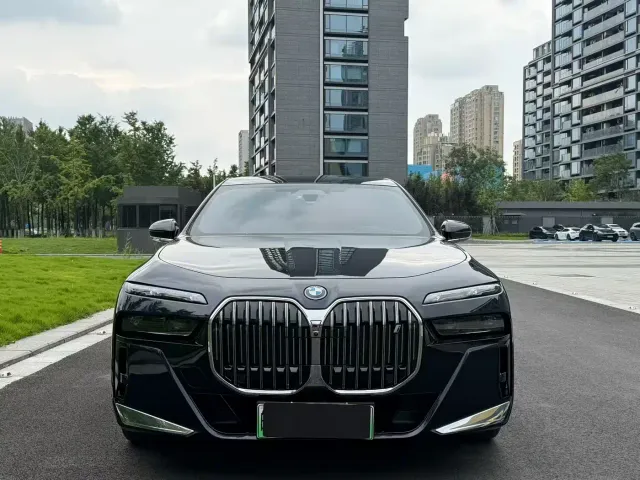 BMW i7 — Фото автомобиля 2