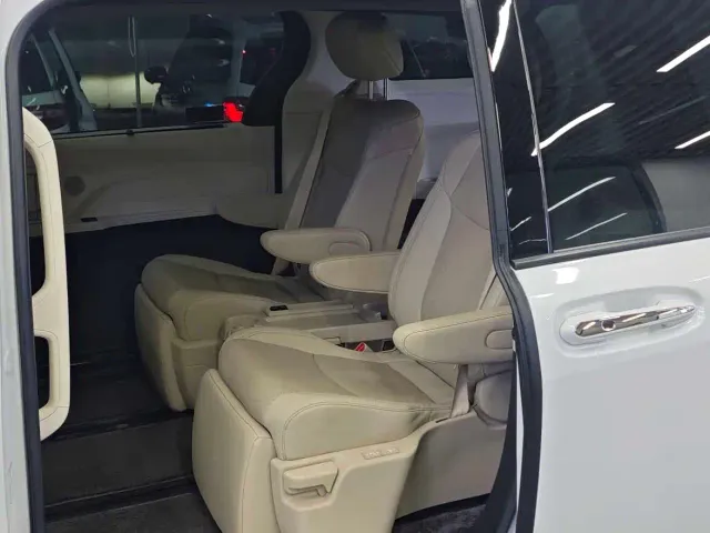 Toyota Sienna — Фото автомобиля 7