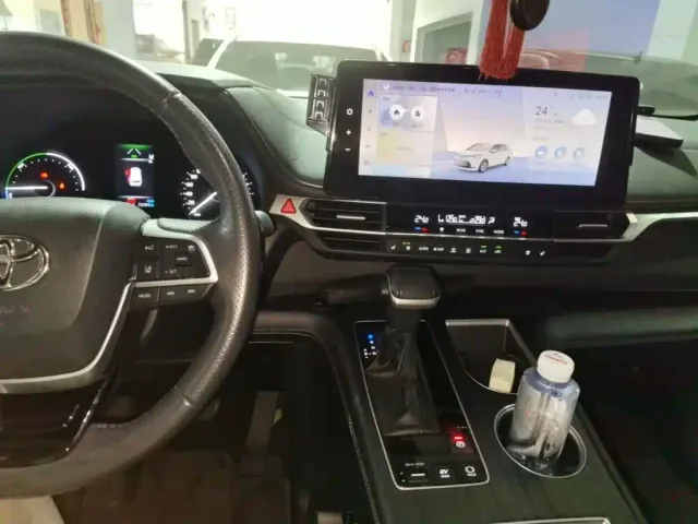 Toyota Sienna — Фото автомобиля 12