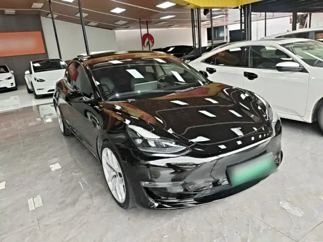 Tesla Model 3 — Фото автомобиля 3