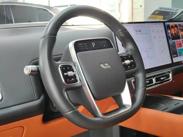 Li Auto L8 — Фото автомобиля 12