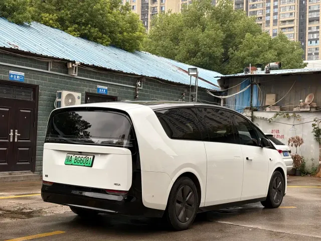 Li Auto MEGA — Фото автомобиля 5