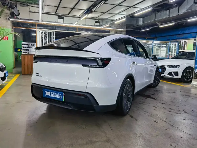 Tesla Model Y L — Фото автомобиля 6
