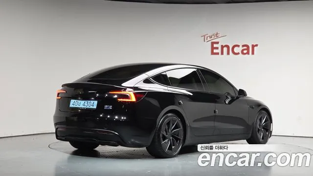 Tesla Model 3 — Фото автомобиля 2