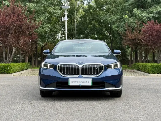 BMW i5 — Фото автомобиля 2