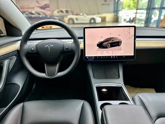 Tesla Model 3 — Фото автомобиля 5