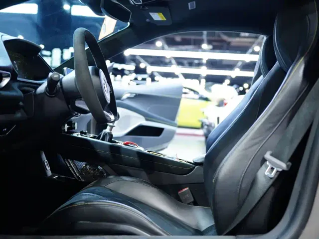 Lotus Emira — Фото автомобиля 12
