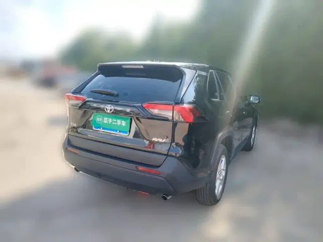 Toyota RAV4 — Фото автомобиля 4
