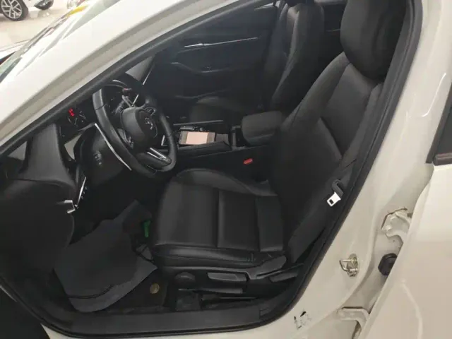 Mazda Axela — Фото автомобиля 14