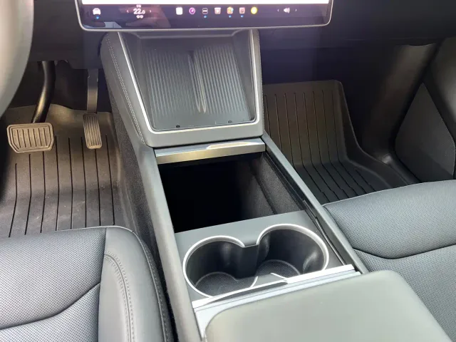 Tesla Model Y — Фото автомобиля 9