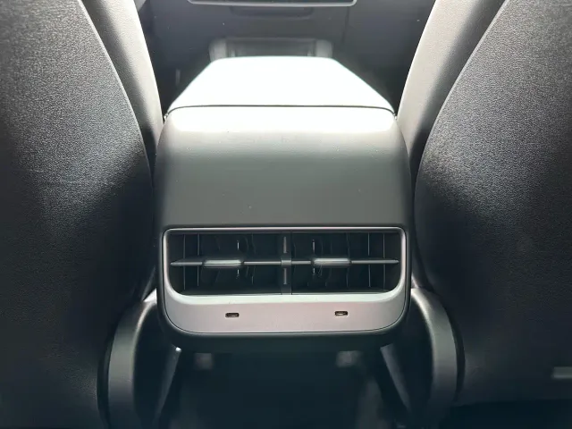 Tesla Model Y — Фото автомобиля 16