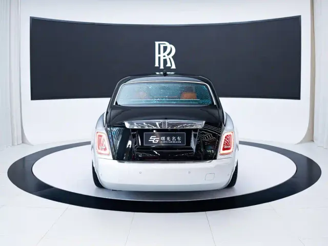 Rolls-Royce Phantom — Фото автомобиля 5