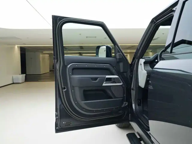 Land Rover Defender — Фото автомобиля 15