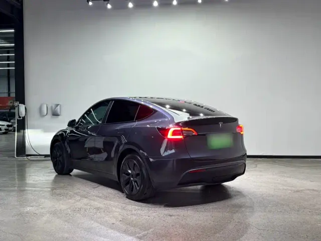 Tesla Model Y — Фото автомобиля 7
