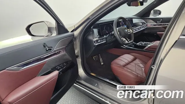 BMW 7-Series 7 серия (G70) 740i xDrive M Sport — Фото автомобиля 6