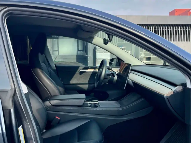 Tesla Model Y — Фото автомобиля 9