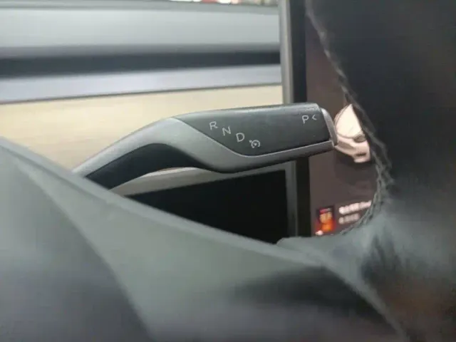 Tesla Model Y — Фото автомобиля 6