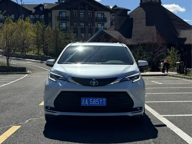 Toyota Sienna — Фото автомобиля 2