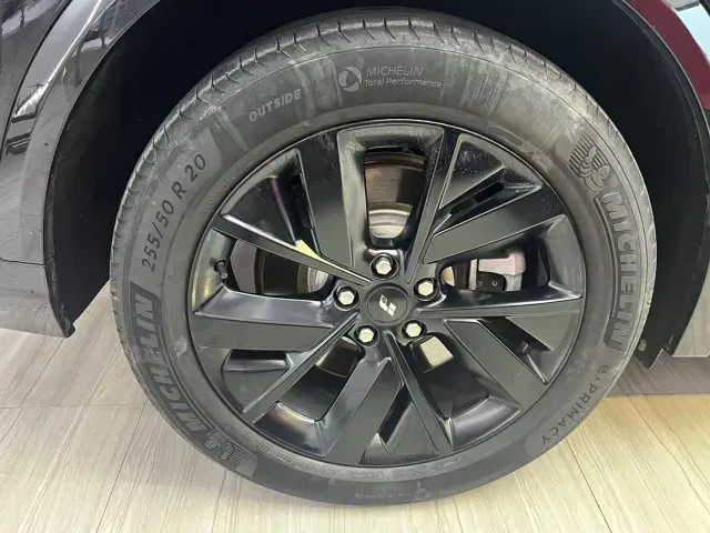Li Auto L8 — Фото автомобиля 12