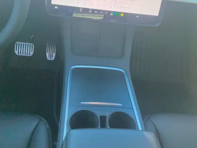 Tesla Model Y — Фото автомобиля 16