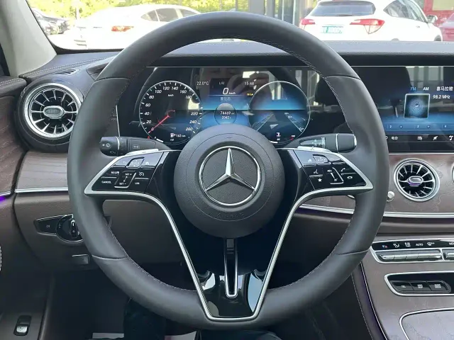 Mercedes-Benz E-Class — Фото автомобиля 9