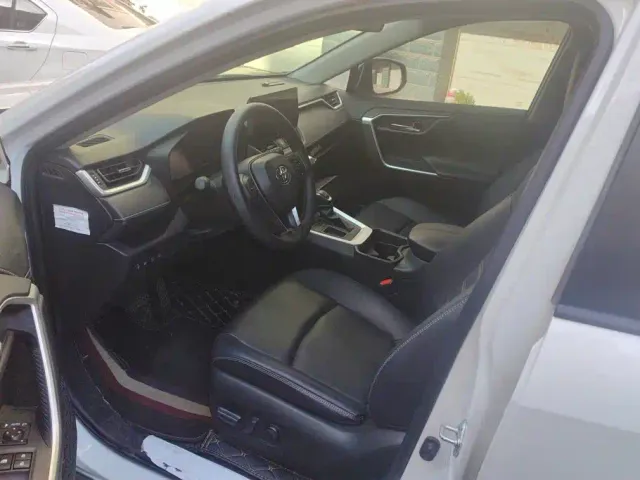 Toyota RAV4 — Фото автомобиля 9