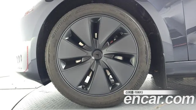 Tesla Model 3 — Фото автомобиля 5