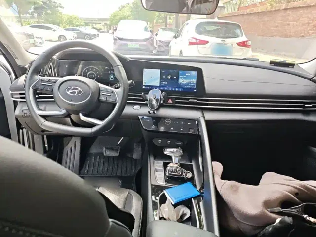 Hyundai Elantra — Фото автомобиля 12