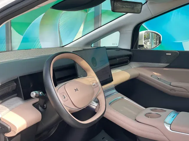Xpeng X9 — Фото автомобиля 6