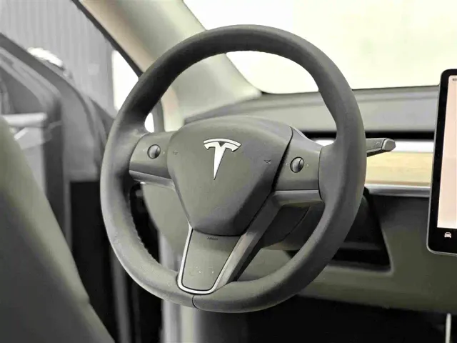 Tesla Model Y — Фото автомобиля 12