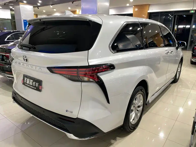 Toyota Granvia 2023 2.5L Hybrid Comfort Edition — Фото автомобиля 4