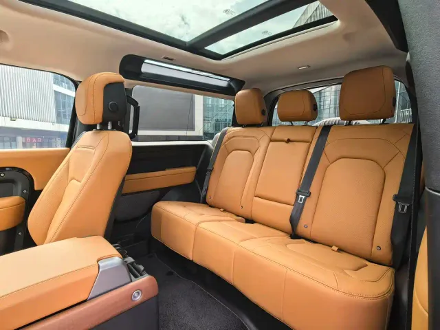 Land Rover Defender — Фото автомобиля 13
