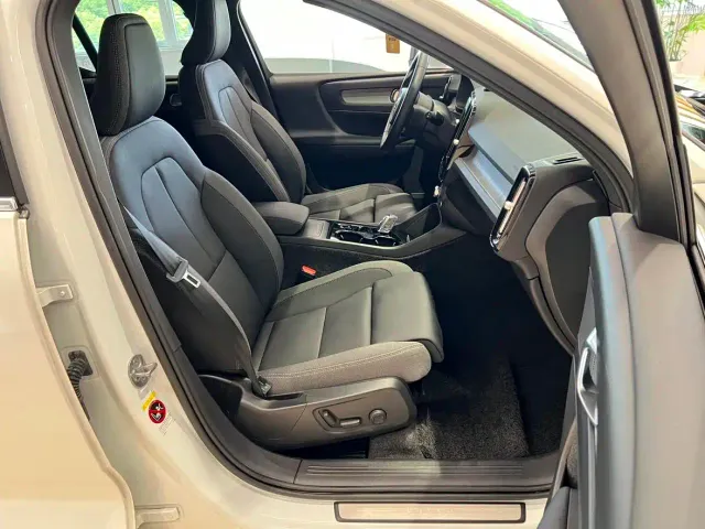Volvo XC40 — Фото автомобиля 11