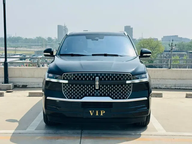Lincoln Navigator — Фото автомобиля 2