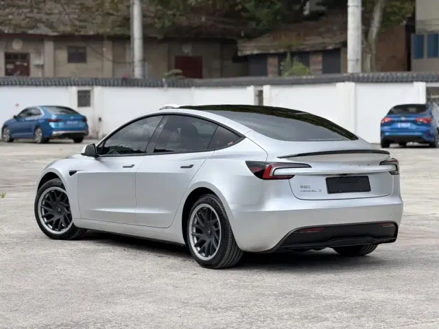 Tesla Model 3 — Фото автомобиля 4
