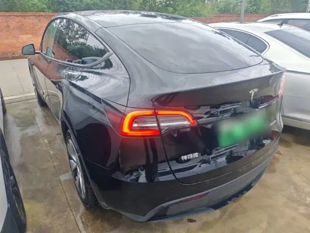 Tesla Model Y — Фото автомобиля 4
