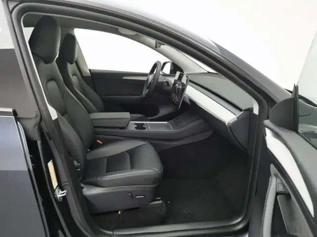 Tesla Model Y — Фото автомобиля 23