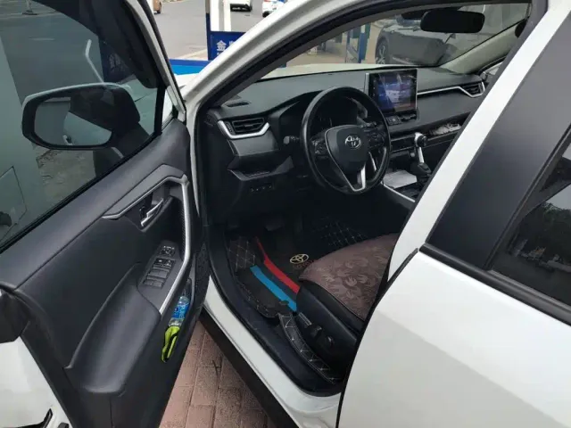 Toyota RAV4 — Фото автомобиля 12