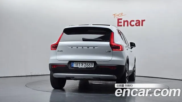 Volvo XC40 — Фото автомобиля 4