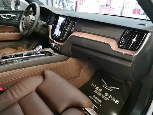 Volvo XC60 — Фото автомобиля 11
