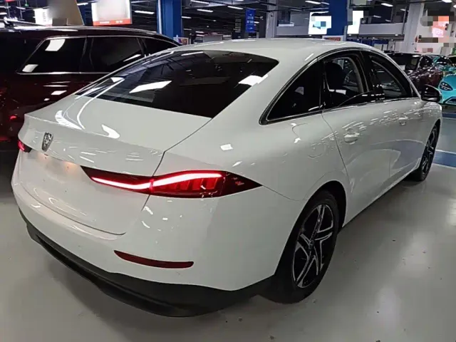 Roewe D7 — Фото автомобиля 6