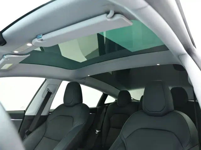 Tesla Model 3 — Фото автомобиля 11