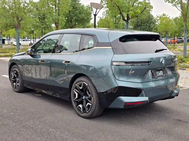 BMW iX — Фото автомобиля 6