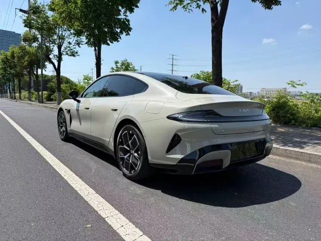 Xiaomi SU7 — Фото автомобиля 9