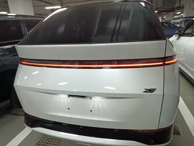 Xpeng X9 — Фото автомобиля 5
