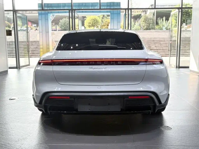 Porsche Taycan — Фото автомобиля 6
